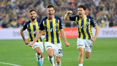 Fenerbahçe derbilerde yabancılarla gülüyor